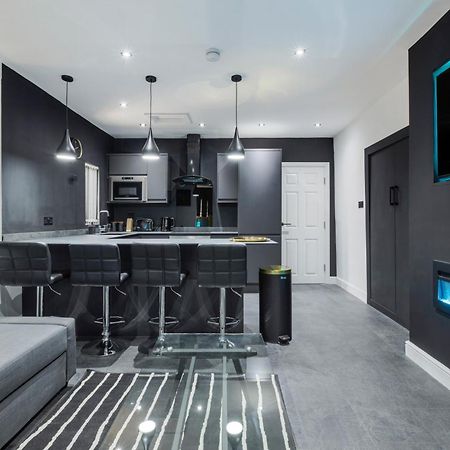 Two Bed Modern Apartment 5Min Walk To Town Centre With Free Parking ! Under New Management Blackpool Dış mekan fotoğraf